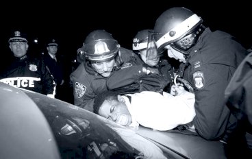 En demonstrant får en kærlig behandling af New Yorks politi.
Foto: Twitter
