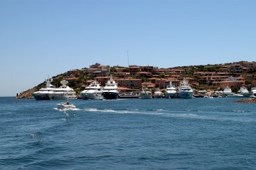 Sardinien er de rige italieneres legeplads, men den billedskønne ø er som det øvrige Italien plaget af kronisk arbejdsløshed. I Elmas, en by med knap 9000 indbyggere nær hovedstaden Cagliari, har de mange ledige ansporet borgmester Valter Piscedda til at gribe det sidste halmstrå. Nu får de jobsøgende penge på lommen til at lære engelsk, så de kan tage til udlandet, mens det lokale erhvervsliv modtager økonomiske incitamenter for at ansætte nogle af de mange ledige.Foto: Polfoto
