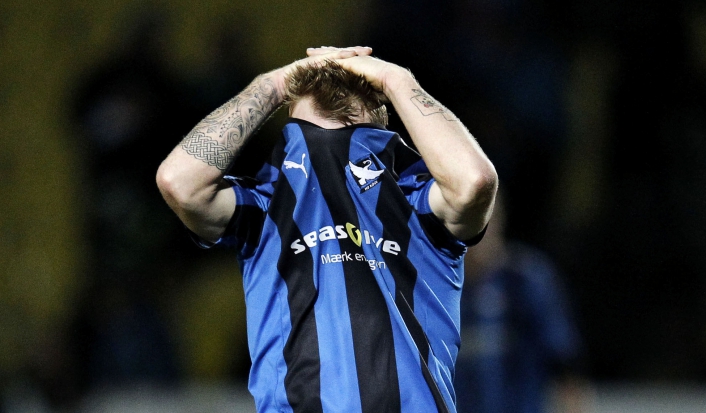 Fodboldklubben HB Køge solgte som kommende superligaklub i 2009 navnet på Herfølge Stadion til energiselskabet SEAS-NVE, der også er at finde på spillertrøjerne. Foto: Jens Dresling/POLFOTO