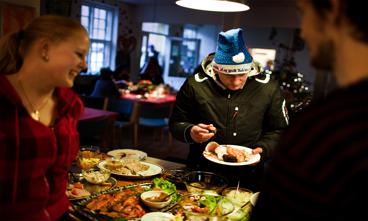Frivillige kan være nøglen til at løse problemstillinger som ensomhed, hvor kommunen tidligere bare har kunnet lappe, men aldrig løse problemet, mener man i Odenses Center for Civilsamfund. Foto: Lærke Posselt / Polfoto