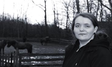 Anne Rasmussen har været anbragt på Holmstrupgård, siden hun var 14 år gammel. Nu hjælper institutionen hende med at stå på egne ben. Foto: Ronja Pilgaard