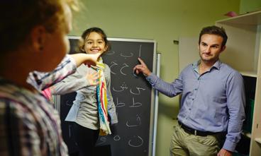 Christian Aziz, der selv er halvegypter, gennemgår det arabiske alfabet med Rose, som næsten kan komme igennem det uden hjælp. De bliver præsenteret for en masse fonemer og lyde, og så snakker vi om, hvordan det hænger sammen på dansk. Foto: Pelle Rink