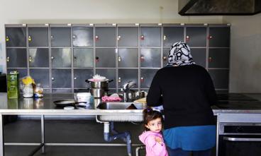 Dagene er trivielle og frustrerende for de flygtninge på asylcentrene, som hverken er i arbejde eller praktikforløb. De oplever det som kun at spise og sove.
Foto: Mads Nissen / Polfoto