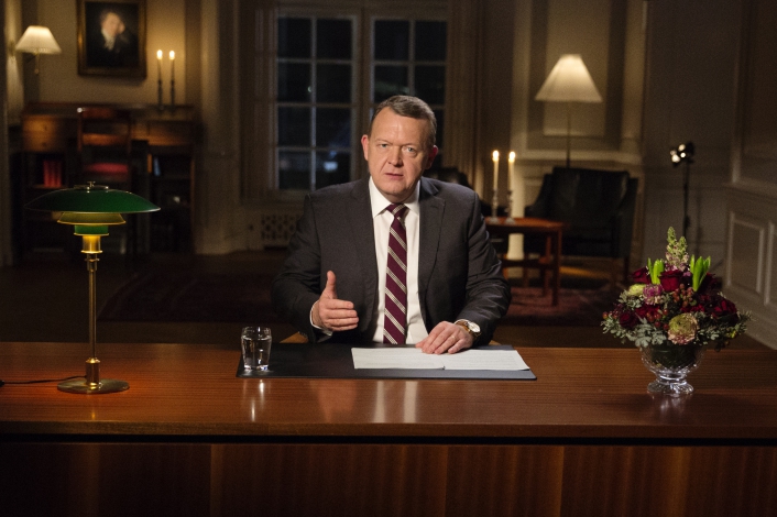 Statsminister Lars Løkke Rasmussen (V) afholdte traditionen tro nytårsdag sin nytårstale. Her kiggede statsministeren både tilbage på året, der er gået, og frem mod de politiske initiativer, han vil igangsætte i 2017. Som noget nyt blev nytårstalen leveret live, og Lars Løkke havde valgt at tale fra Statsministeriet, noget som tidligere statsminister Helle Thorning-Schmidt også gjorde.
Foto: Melissa Hjerrild / Polfoto