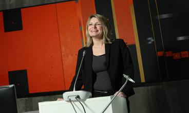 Det kan godt være, at der ikke dufter af karisma, når Birgit Hansen står i køkkenet, men det gør der, når hun står på talerstolen. Her i byrådssalen på rådhuset.
Foto: Jimmy Lind