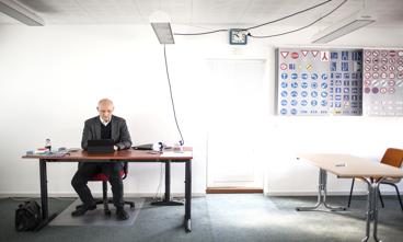 Hver tirsdag, onsdag og torsdag tager Faaborg-Midtfyns borgmester arbejdet med ud til en arbejdsplads i kommunen. Han vil gerne tættere på kommunens borgere og virksomheder. Dagens kontor er Harboes Køreskole i Gislev. Foto: Tine Sletting