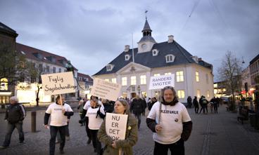 Plejefamilier mener, at en ny aflønningsmetode forringer deres vilkår markant. Flere kommuner er i gang med øvelsen. Her demonstrerer plejefamilier ved et byrådsmøde i Randers mod ændringer i vederlagene.
Foto: Christian Klindt Sølbeck / Polfoto