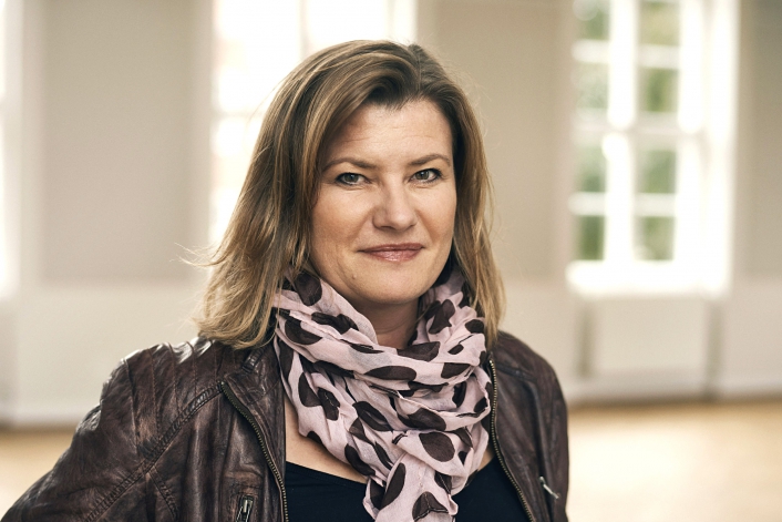 Lone Houmann Holst er gift med Carl Holst og stiller op for Venstre i Vejen Kommune. Vi har talt med hende - og flere andre - om, hvordan det er, at stille op i skyggen af et kendt familiemedlem.