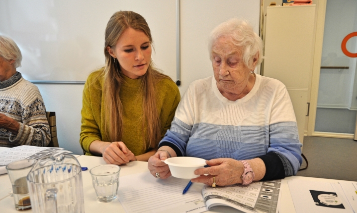 Caroline Borch (tv) og Inge Hein (th) afprøver den nye emballage. I København har man planlagt yderligere tre tests. Her skal de ældre bedømme, hvordan designet fungerer sammen med den nye menu.