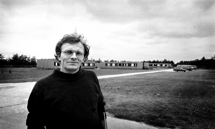 Er Tvind bare en flok bygninger som her ved Ulfborg, hvor Mogens Amdi Petersen i midten af 1970erne viste rundt? eller er der tale om en stor organisation med tråde ud til resten af verden?