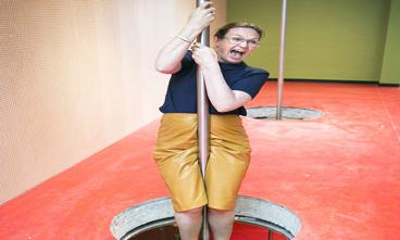 Undervisningsminister Merete Riisager (LA). Her fanget i fuld fart mellem to etager på Mosedeskolen i Greve. Fart, action og spænding er noget, der passer ministeren.