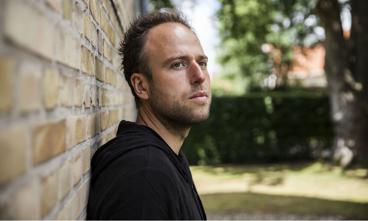 Christian Christensen har siden 2014 været ansat i et af Helsingør Kommunes sociale tilbud til psykisk sårbare borgere, og de personlige erfaringer er hans kernekompetence. Han er nemlig en såkaldt peer-medarbejder – en ansat, der har trådt de samme sko som de borgere, han skal støtte og hjælpe.