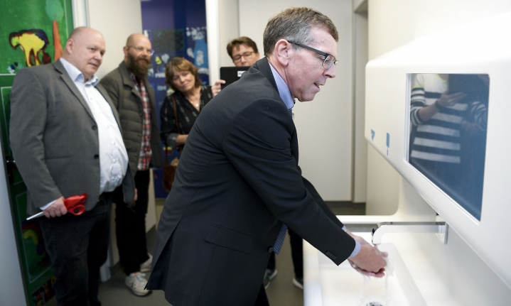 Fremtidens skoletoilet på Toppedalskolen Vindblæs er et godt eksempel på offentlig innovation. Folierne på dørene er lavet af eleverne selv i samarbejde med en kunstner, og når man forlader toilettet, bliver man mindet om at vaske hænder under en berøringsfri vandhane. Når toilettet trænger til rengøring, får rengøringspersonalet automatisk besked.