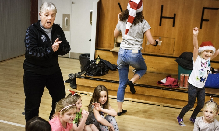 Inga Juul, som er pensioneret frivillig i Odsherred Kommune. Inga Juul står blandt andet for at arrangere gymnastik for Hørves pensionister, unge og flygtninge. Hun er en af de mange frivillige, som hjælper kommunen med velfærdsopgaver.
