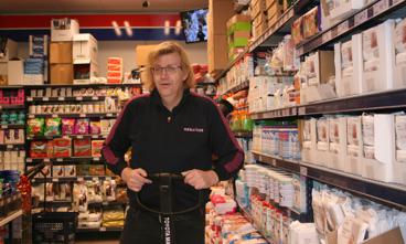 Lars Lange presser papkasser, fejer, rydder op og gør rent i en Rema 1000-butik og får 2.500 kr. oveni sin førtidspension for det hver måned.