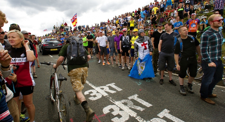 Tour de France-starten i Yorkshire i 2014 blev en folkefest af dimensioner med næsten fem mio. tilskuere - her fra etapen mellem York og Sheffield.