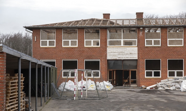 Ifølge KL er det i disse år kommunernes forbandede pligt at nedbringe antallet af dårlige kvadratmeter. Her er det en tidligere skole i Farup ved Ribe, som tidligere på året måtte lade livet.
