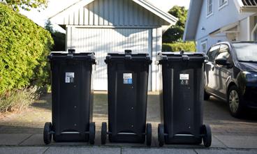 Ballerup er en af de kommuner, hvor borgerne sorterer i tre spande. Den første spand har to rum til at sortere glas og metal, den anden to rum til plastik og papir og den tredje to rum til restaffald og madaffald.