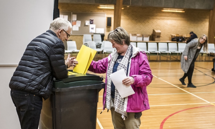 Der stemmes i Horrebyhallen i Guldborgsund Kommune ved kommunalvalget i 2017. Her blev René Christensen (DF) spået fremtiden som borgmester. Sådan gik det ikke. Nu stiller han og 42 andre DF-byrådsmedlemmer op til Folketinget, hvor han også sidder allerede.