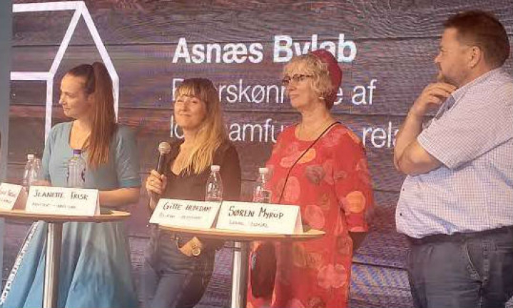 Fra venstre Louise Nordlund, skoleleder, Jeanette Frisk, arkitekt, Gitte Hededam, byrådspolitiker og Søren Myrup, lokal ildsjæl, debatterede byfornyelsesprojekter i mindre byer under Folkemødets førstedag.