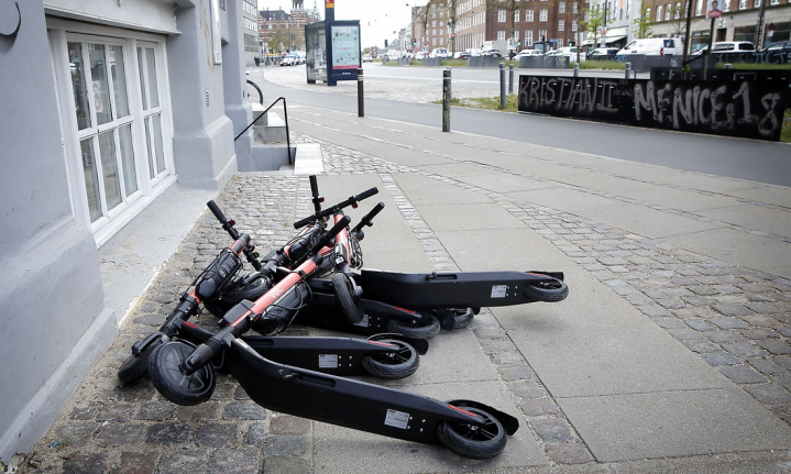 Smidt i en bunke ligger de karakteristiske orange løbehjul fra Voi. Det er dog et sjældent syn i Aarhus, som arbejder tæt sammen med udlejningsselskabet bag løbehjulene for at sikre, at byen ikke bliver for rodet.