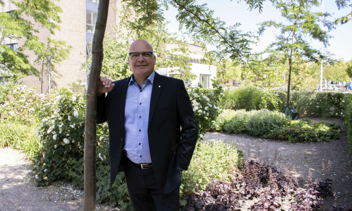 Borgmesteren fra Solrød i en rekreativ have foran rådhuset, hvor han har siddet ved roret i 14 år med en ‘glad rygrad’ belagt med asbest og teflon.