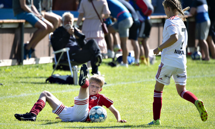 Må man tage en smøg på sidelinjen, mens børnene spiller fodbold? Der er der forskellige regler om i kommunerne.