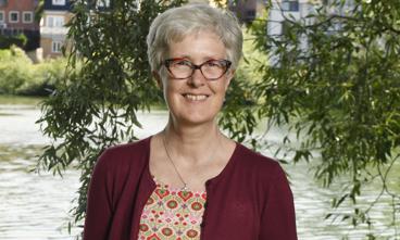 Kirsten Jensen elsker, når medarbejdere sætter deres eget præg på arbejdet og handler. Der går alt for meget tid med ansøgninger og tilladelser op og ned gennem systemet, mener hun.
