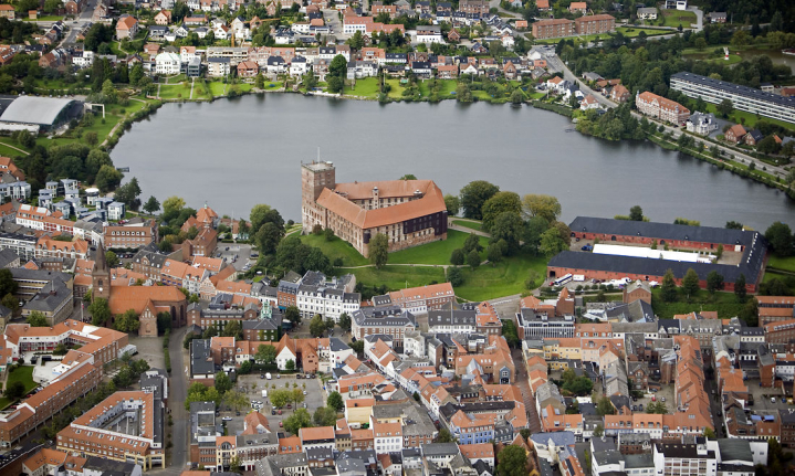 Kolding er en af de få kommuner, der lægger en stor indsats for bevaringsværdige bygninger. Når kommunen laver nye lokalplaner, fx hvis der kommer et stort byggeprojekt, tager en byplanlægger ud og save-registrerer i området, så Kolding bevarer sin lokale bygningskulturarv.