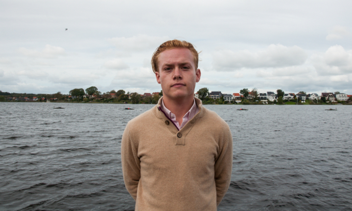 Kristoffer Møller Jensen (V) ved Langsø over for Silkeborg Rådhus. Hans politiske forbillede er Anders Fogh Rasmussen, ikke fordi han ønsker at blive som den tidligere statsminister, men fordi Kristoffer beundrer Foghs regel om ikke at begå den samme fejl to gange.