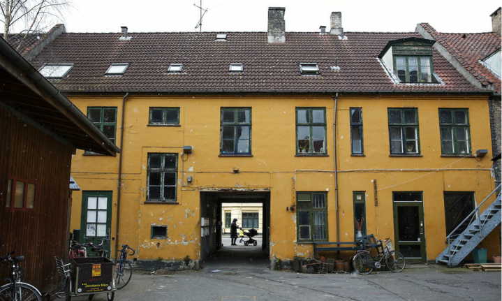 Københavns Kommune gav tilladelse til nedrivning af de bevaringsværdige Slagterboderne. Det skete på trods af 11.000 protestunderskrifter og opråb fra arkitekter og museer.