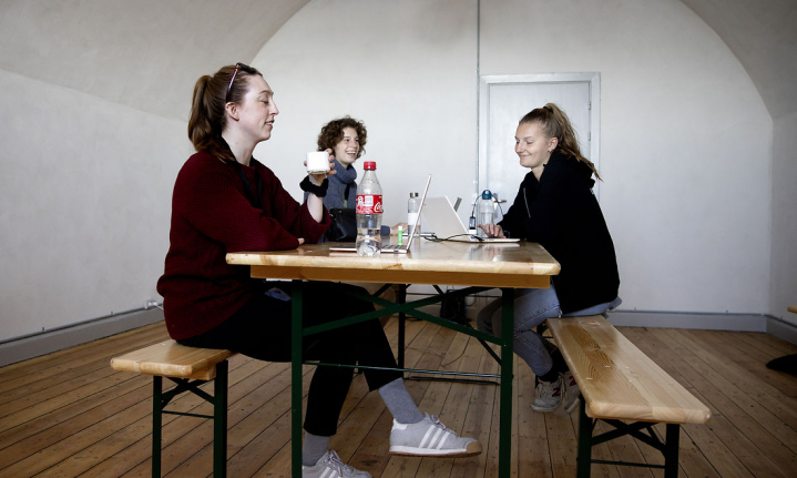 200 unge mødtes i maj på Ungdomsøen i Danmark for at skrive et politisk manifest. Fra venstre: Lea Fridberg, Anna Katrine Windt Courbin og Jakobine Jessen.