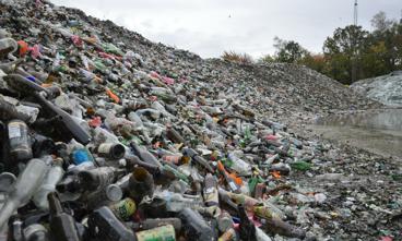 Reiling Glasrecycling indsamler og sorterer omkring 125.000 tons glas om året, som bliver smeltet til nye flasker hos Ardagh Glass Holmegaard til fælles fordel.