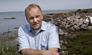 Thomas Adelskov nærer stor kærlighed for sin vandkants-kommune ‘Odden’, hvor man holder øje med både økonomien og hinanden. Her er han knipset ved vandkanten i Allinge.