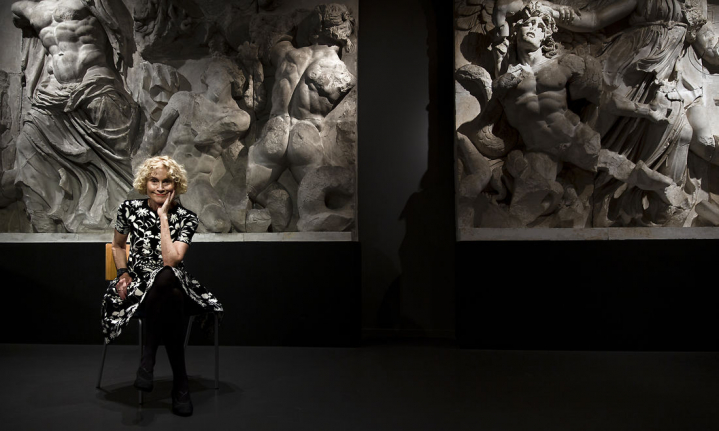 Forfatter og filosofiprofessor Martha Nussbaum har skrevet en bog om frygt, der leder til had og splittelse. Hendes løsningsforslag er ret radikale. Blandt andet mener hun, at tre års civil værnepligt er, hvad der skal til for at skabe sammenhængskraft. Men hendes forslag er konstruktive. Uden anklager og offermentalitet, skriver Bartholdy.