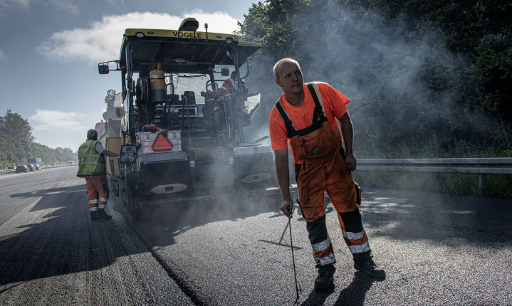 Ny asfalt har ikke været førsteprioritet i mange kommuner, som har efterslæb på vejreparationer. Nu giver ny forskning fra DTU et mere grundigt billede af sammenhæng mellem trafikuheld og vejenes tilstand.