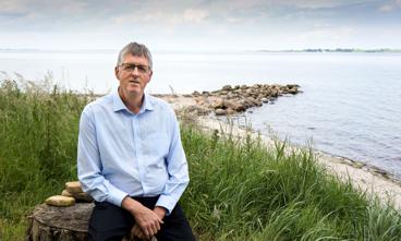 Han voksede op på en kyllingefarm med en landmandsfar, der aldrig sprang ud som socialdemokrat. Det gjorde sønnen og nu tidligere landmand Erik Lauritzen (S) til gengæld, og han tager det som en kompliment at blive kaldt for kommunist. Her sidder han ved stranden i Blans, hvor han er født og bor i dag med sin kone Bente.