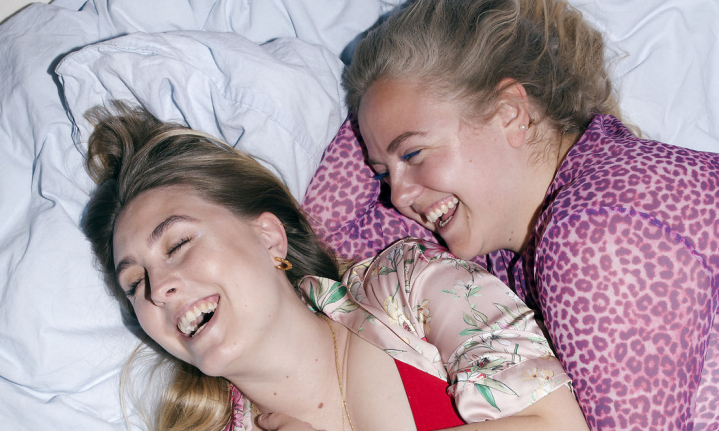 Nanna Elizabeth Hovgaard (tv.) og Josephine Kuhn (th.) laver sammen podcasten Fries Before Guys, der handler om at være ung kvinde i 20’erne på godt og ondt. De to har blandt andet været sponsoreret af tøj- og undertøjsmærket Organic Basics, men man kunne i efteråret høre dem gøre reklame for Københavns Kommunes ordning for sortering af husholdningsaffald.