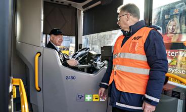 Guider fra Nordjyllands Trafikselskab deler løbesedler ud med advarsler om smittefare i overfyldte busser ved busterminalen i Aalborg.