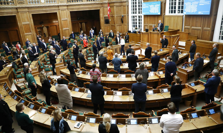 Folketinget vedtog torsdag aften haste-lovpakken mod coronavirus. Da Folketingets medlemmer skal stå med vis afstand til hinanden, kunne de ikke som normalt trykke på en knap, men måtte rejse sig for at stemme ja.