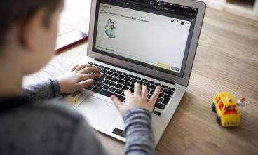 Første hjemmeskole dag. Charlie Unger går i klasse og har sin første hjemmeskole dag. som han får hjælp til af sin mor Karina.