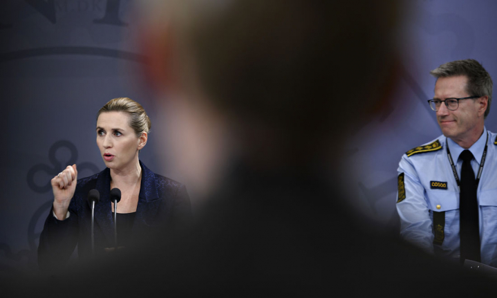 Statsministeren har været flankeret af rigspolitichef Thorkild Fogde på snart utallige pressemøder i Statsministeriet, hvor tonen er blevet hårdere og beskeden klarere: Hold afstand.