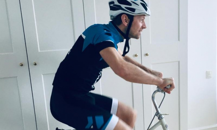 Klaus Ryding, idrætskonsulent i Hillerød, forsøger at motivere medarbejderne i med dette sjove billede af sig selv i fuldt cykeludstyr på hjemmecyklen.
