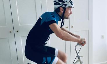 Klaus Ryding, idrætskonsulent i Hillerød, forsøger at motivere medarbejderne i med dette sjove billede af sig selv i fuldt cykeludstyr på hjemmecyklen.