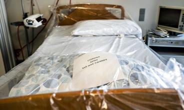 Isolationsstuer og senge på den nye Pandemiafdeling i 3 etager på Aalborg Universitetshospital der står klar til brug for smittede med coronavirus - det kan blive meget dyrt for det danske samfund at redde menneskeliv under coronakrisen.