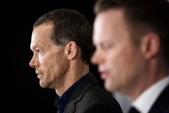 Erik Brøgger Rasmussen er blevet et hjemmevandt ansigt fra de næsten daglige pressemøder i de seneste uger. Her står han skarpt med en sløret udenrigsminister Jeppe Kofod (S) i forgrunden.