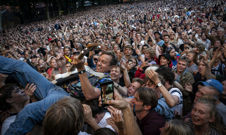 Corona vil få nemme vilkår for at smitte under en festival som Smukfest. Aflysningerne af festivalerne kan skabe en negativ dominoeffekt, hvor mange foreninger og organisationer, der arbejder for godgørende formål, kan blive ramt