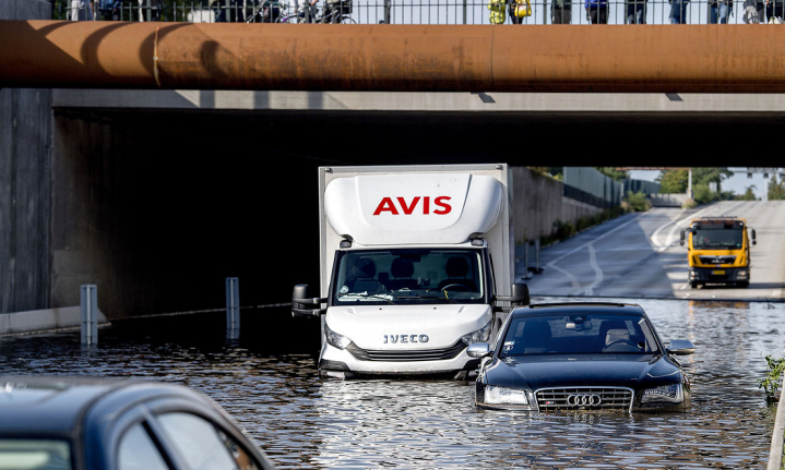 Det er steder som her på Lyngbymotorvejen, hvor forsyningsdirektør i HOFOR, Ole Fritz Adeler, forudser, at vi vil se endnu flere oversvømmelser, hvis der ikke bliver lavet klimatilpasningsanlæg.