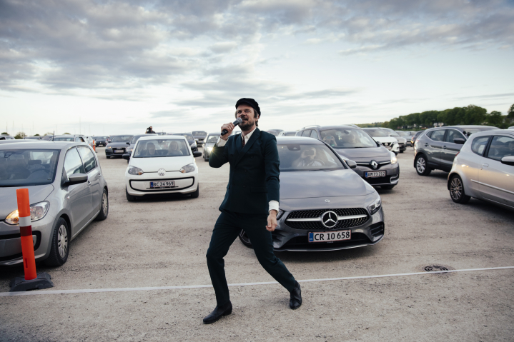 Drive-in koncerter er en anderledes oplevelse end normale koncerter. Publikum kan selv skrue op og ned for kunstneren i deres bilradio, og fra scenen mangler musikerne øjenkontakt med publikum. Men i en krisetid, hvor vi efterhånden lider af kulturel hudsult, er det bedre end ingenting.