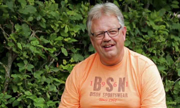 Mogens Gade (V) har aldrig gået op i, om han arbejder mere, end han får løn for, for det hele handler om at gøre en forskel, siger han. Og han går gerne forrest som rollemodel - også selvom det kan stresse andre.